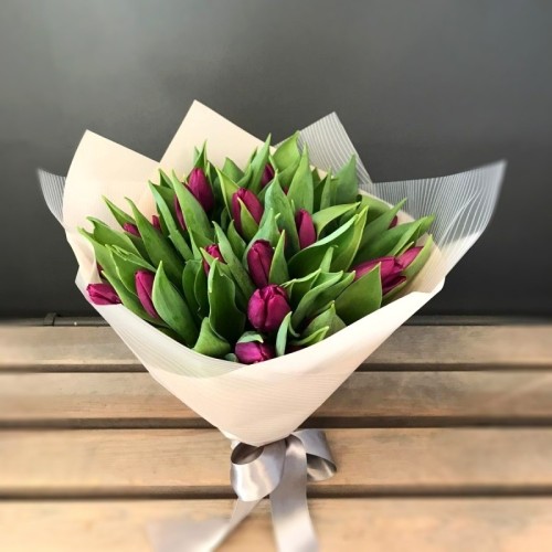 Bordeaux tulip bouquet (Compact)